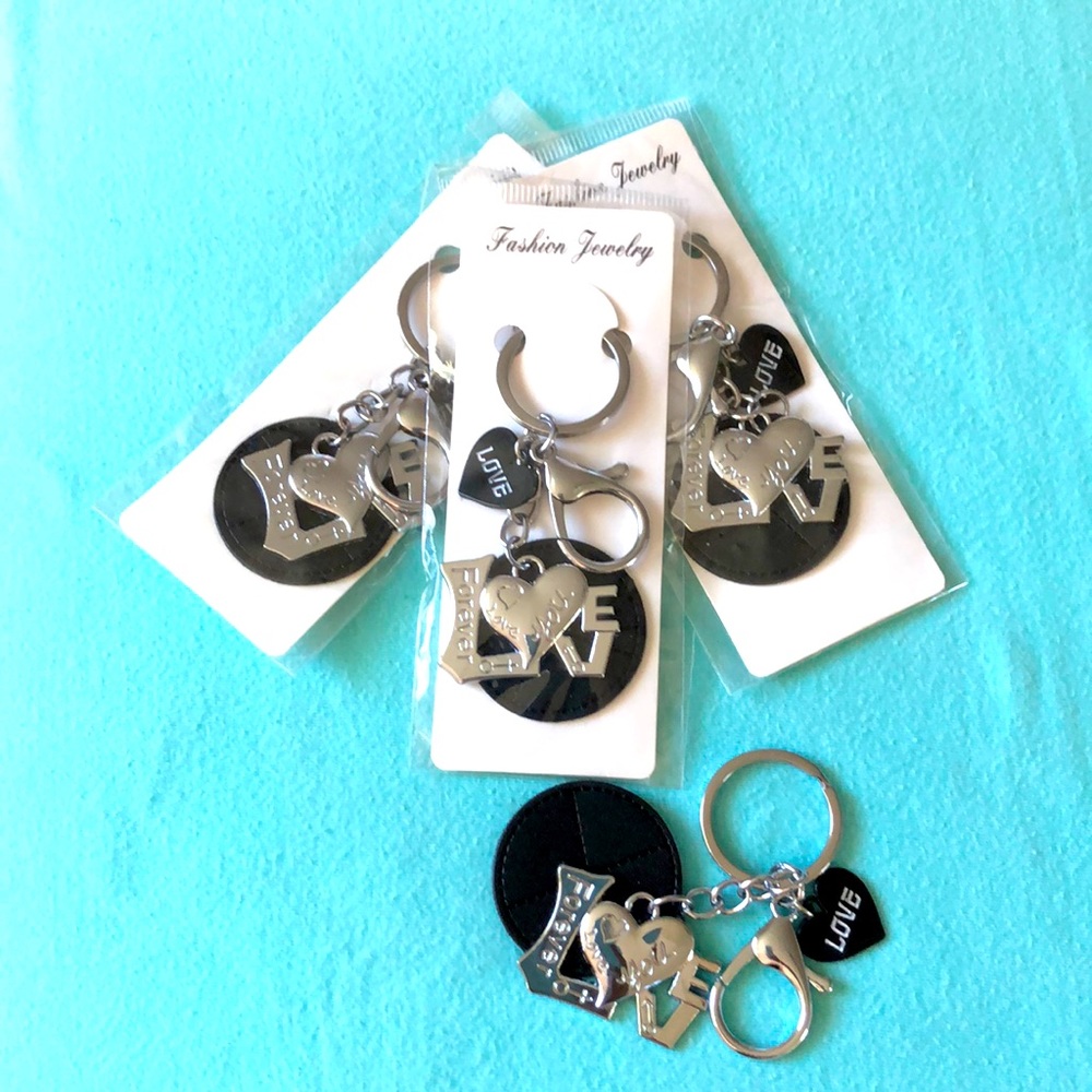 🎉$5/bundle of 4🤩Love keychain 🖤